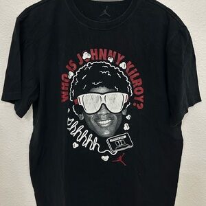 Jordan Mens Who Is Johnny Kilroy Print T Shirt Color-Black/White/Red Size L